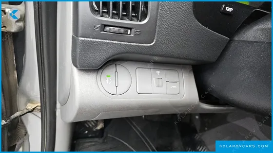 HYUNDAI STAREX 5-SEATER VAN