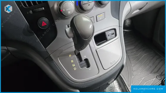 HYUNDAI STAREX 5-SEATER VAN