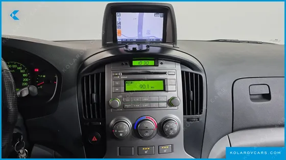 HYUNDAI STAREX 5-SEATER VAN