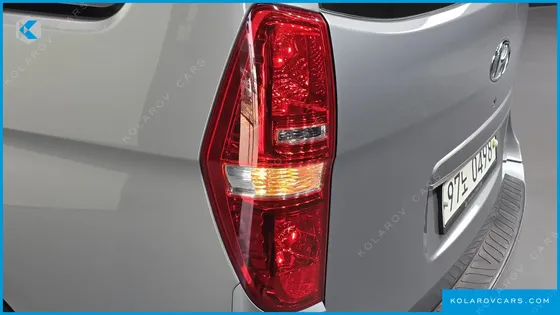 HYUNDAI STAREX 5-SEATER VAN