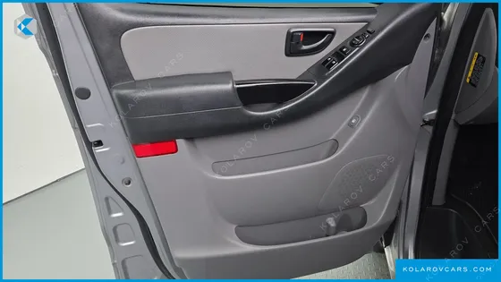 HYUNDAI STAREX 5-SEATER VAN