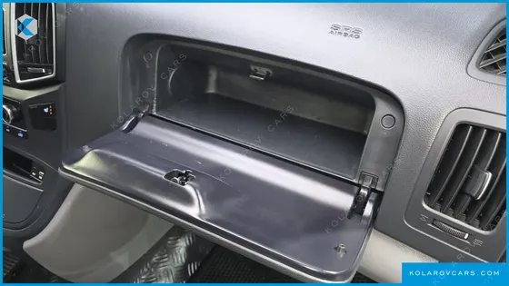 HYUNDAI STAREX 5-SEATER VAN