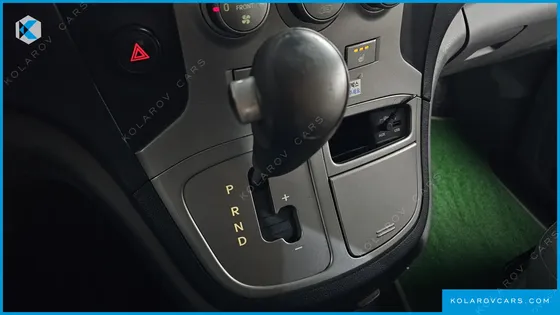 HYUNDAI STAREX 5-SEATER VAN
