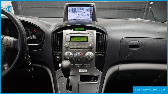HYUNDAI STAREX 5-SEATER VAN