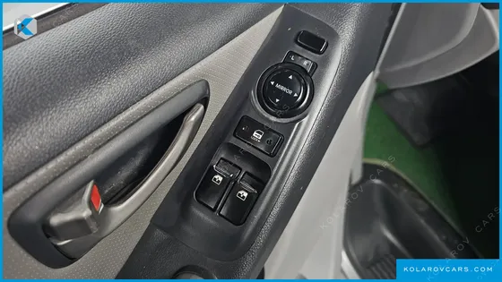 HYUNDAI STAREX 5-SEATER VAN