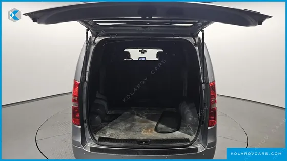 HYUNDAI STAREX 5-SEATER VAN
