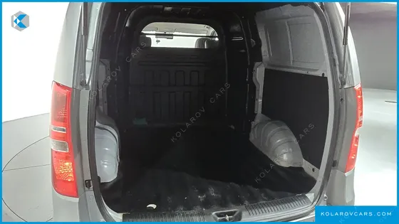 HYUNDAI STAREX 5-SEATER VAN