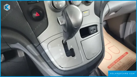HYUNDAI STAREX 5-SEATER VAN