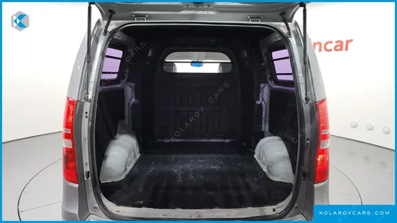 HYUNDAI STAREX 5-SEATER VAN
