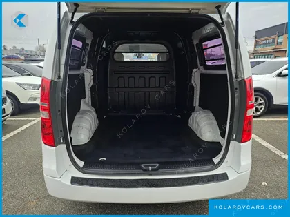 HYUNDAI STAREX 5-SEATER VAN