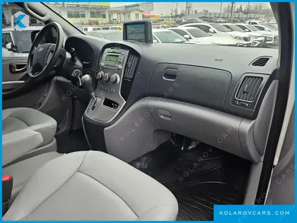 HYUNDAI STAREX 5-SEATER VAN