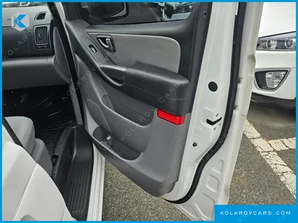 HYUNDAI STAREX 5-SEATER VAN