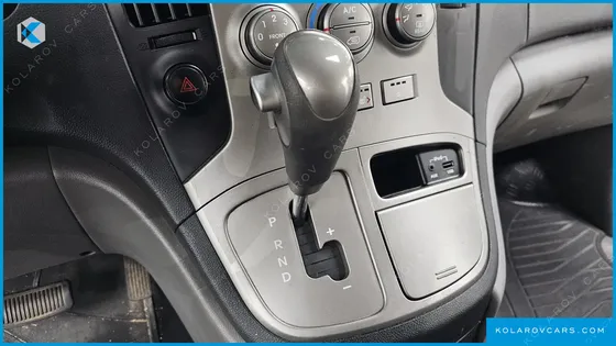 HYUNDAI STAREX 5-SEATER VAN