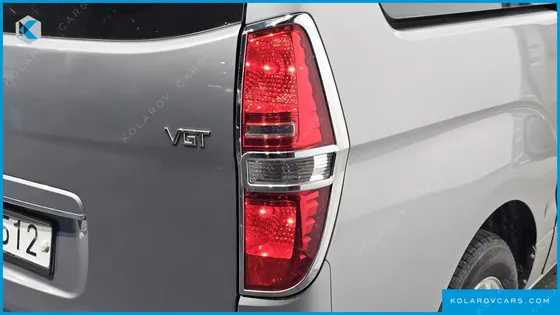 HYUNDAI STAREX 5-SEATER VAN