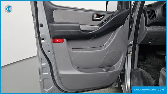 HYUNDAI STAREX 5-SEATER VAN