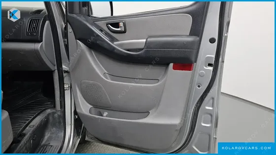 HYUNDAI STAREX 5-SEATER VAN