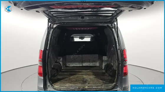 HYUNDAI STAREX 5-SEATER VAN