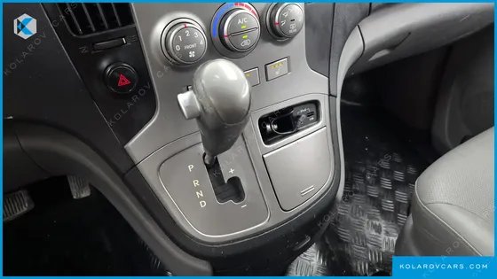 HYUNDAI STAREX 5-SEATER VAN