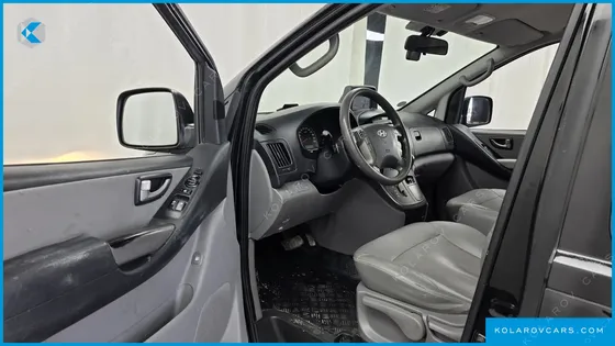 HYUNDAI STAREX 5-SEATER VAN