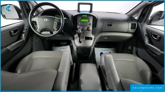 HYUNDAI STAREX 5-SEATER VAN