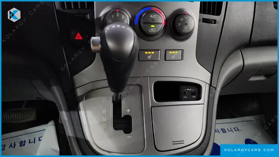 HYUNDAI STAREX 5-SEATER VAN