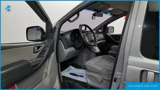 HYUNDAI STAREX 5-SEATER VAN