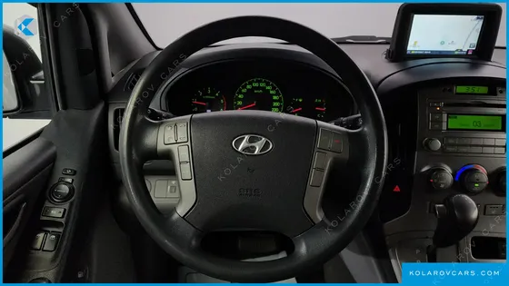 HYUNDAI STAREX 5-SEATER VAN