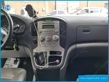 HYUNDAI STAREX 5-SEATER VAN