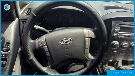 HYUNDAI STAREX 5-SEATER VAN