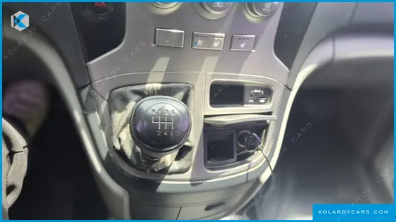 HYUNDAI STAREX 5-SEATER VAN