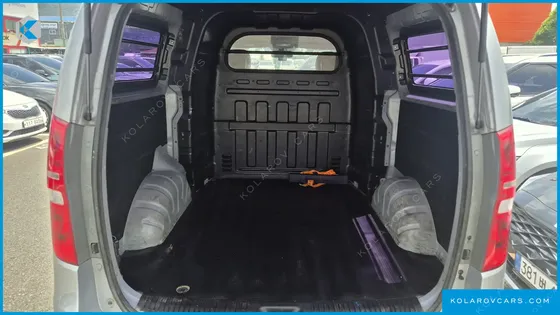 HYUNDAI STAREX 5-SEATER VAN