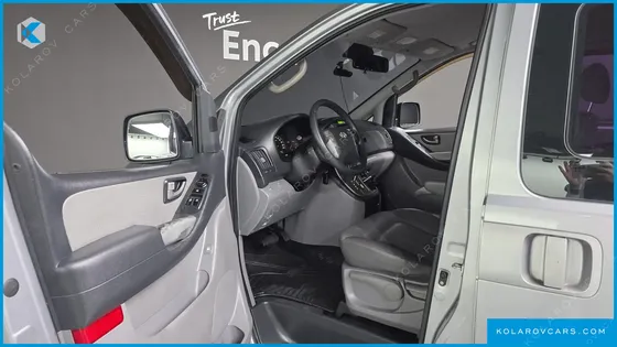 HYUNDAI STAREX 5-SEATER VAN