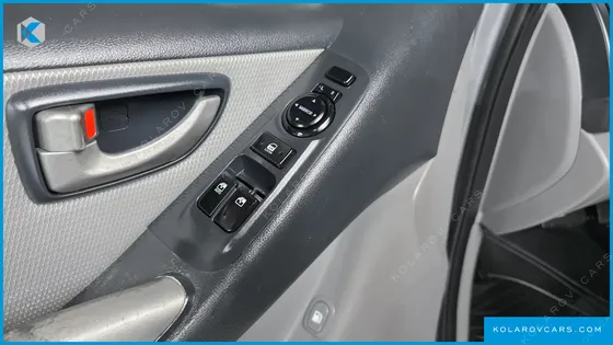 HYUNDAI STAREX 5-SEATER VAN