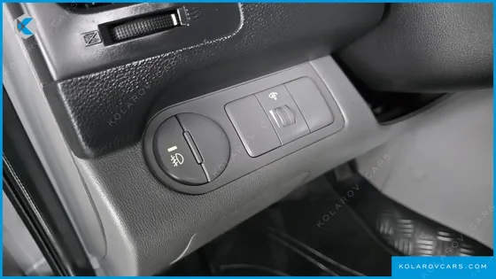 HYUNDAI STAREX 5-SEATER VAN