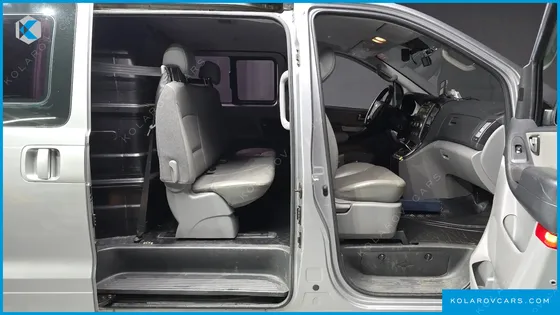 HYUNDAI STAREX 5-SEATER VAN