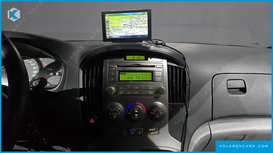 HYUNDAI STAREX 5-SEATER VAN