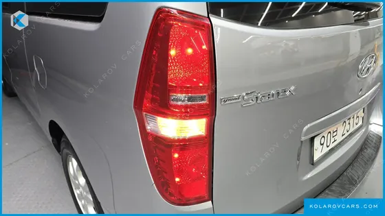 HYUNDAI STAREX 5-SEATER VAN