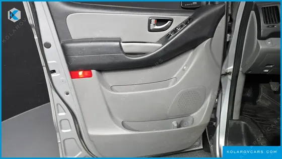 HYUNDAI STAREX 5-SEATER VAN