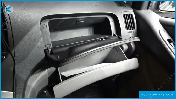 HYUNDAI STAREX 5-SEATER VAN
