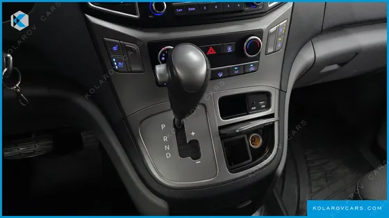HYUNDAI STAREX 5-SEATER VAN
