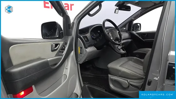 HYUNDAI STAREX 5-SEATER VAN