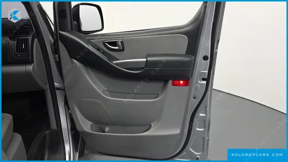 HYUNDAI STAREX 5-SEATER VAN
