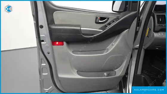 HYUNDAI STAREX 5-SEATER VAN