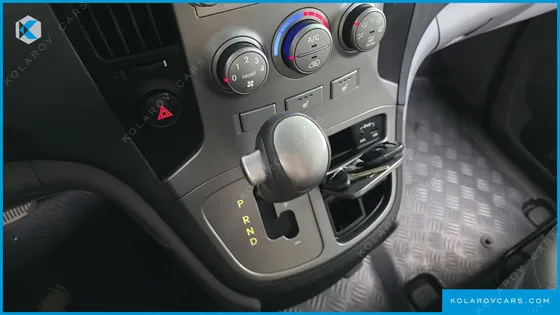 HYUNDAI STAREX 5-SEATER VAN