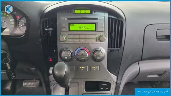 HYUNDAI STAREX 5-SEATER VAN