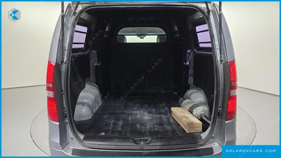 HYUNDAI STAREX 5-SEATER VAN