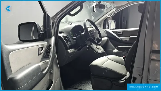 HYUNDAI STAREX 5-SEATER VAN