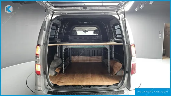HYUNDAI STAREX 5-SEATER VAN