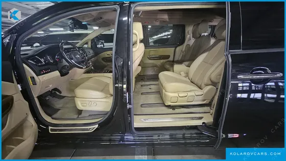 KIA CARNIVAL GASOLINE 7-SEATER HI-LIMOUSINE