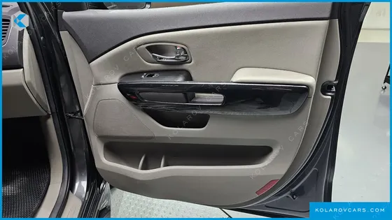 KIA CARNIVAL 11-SEATER PRESTIGE